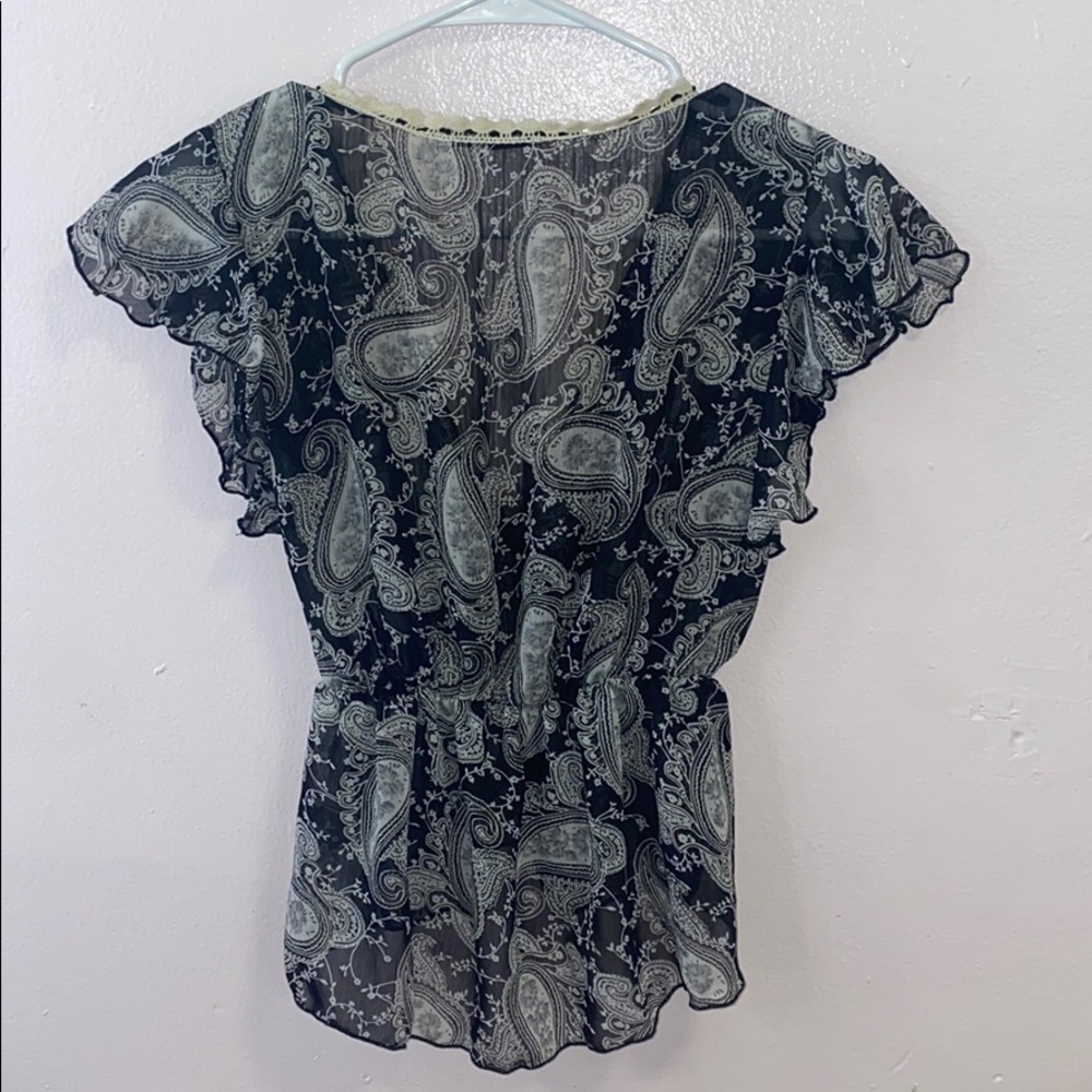 Trendy Blouse - Picture 2 of 3